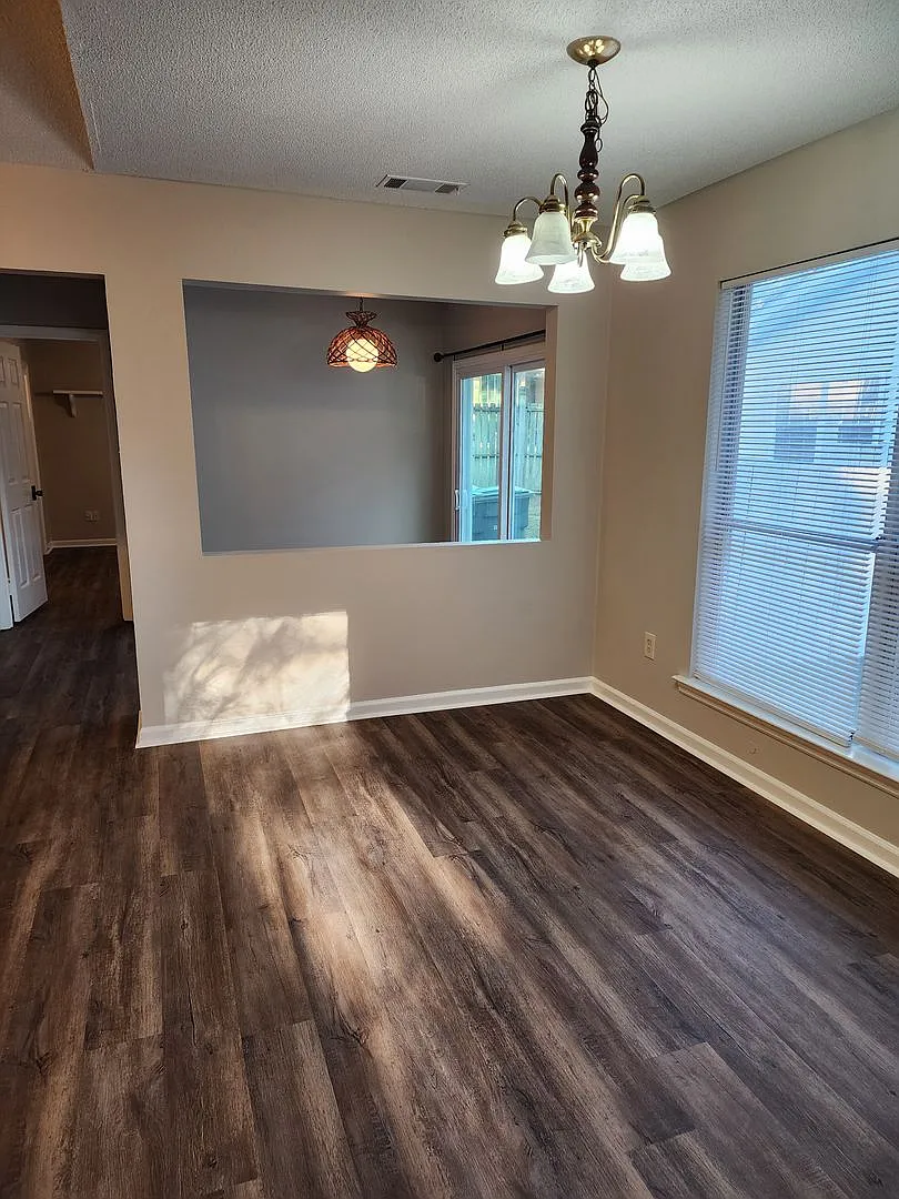 **Available Mid- September** Spacious 2 bedroom 2 bath townhome with walk in closets, fireplace, ... — Photo 4