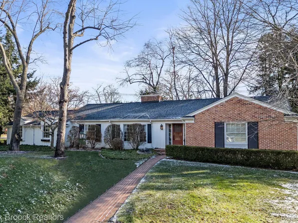 6015 E Surrey Rd, Bloomfield Hills, MI 48301
