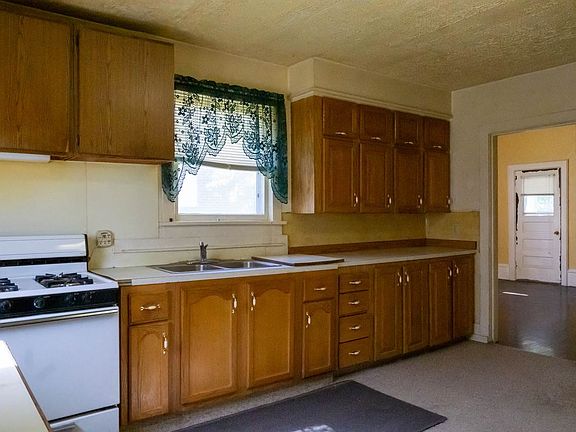 5th image of 610 Garfield St