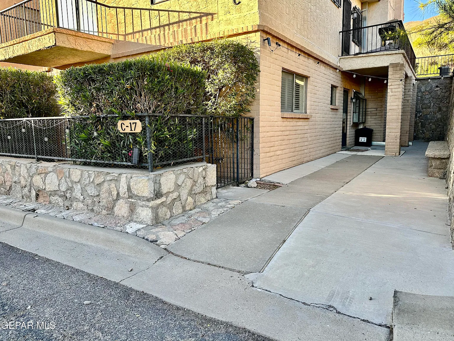 2 bed, 2.0 bath, 1008 sqft, $1,700 — Photo 2