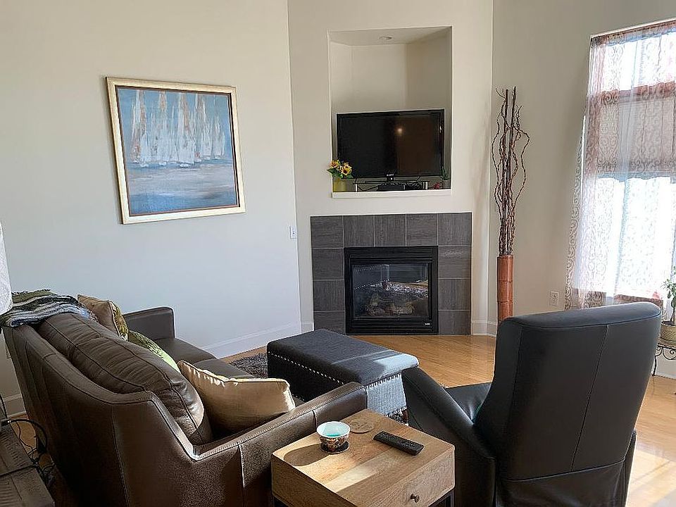 Gas fireplace for those wintry evenings.