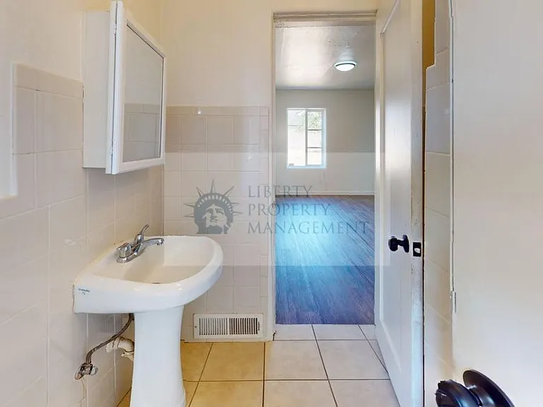 1725 W F St — Photo 18