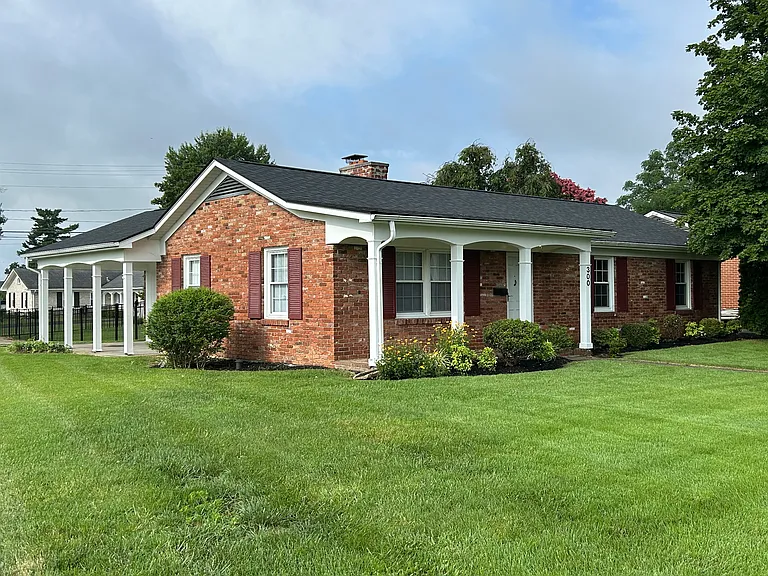300 Hickory Hill Dr — Photo 1