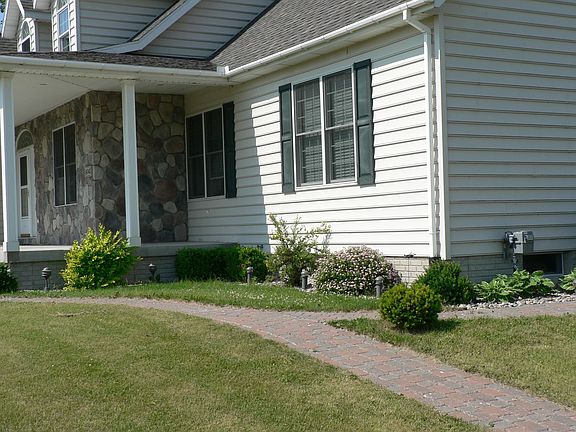 Brick sdwks & Garage Lndg