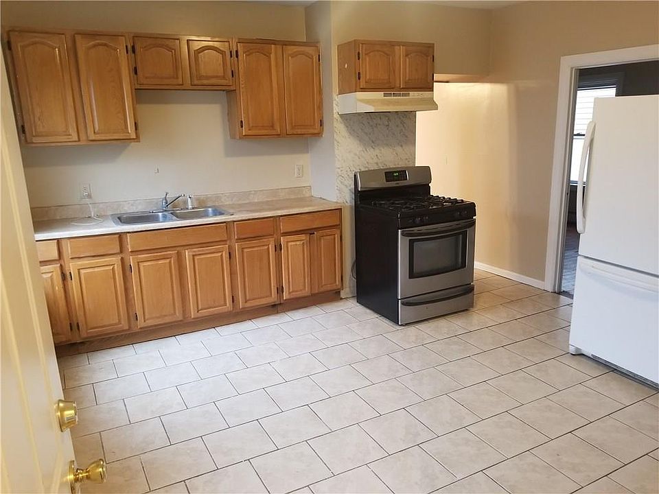 2nd image of 195 Burnside St