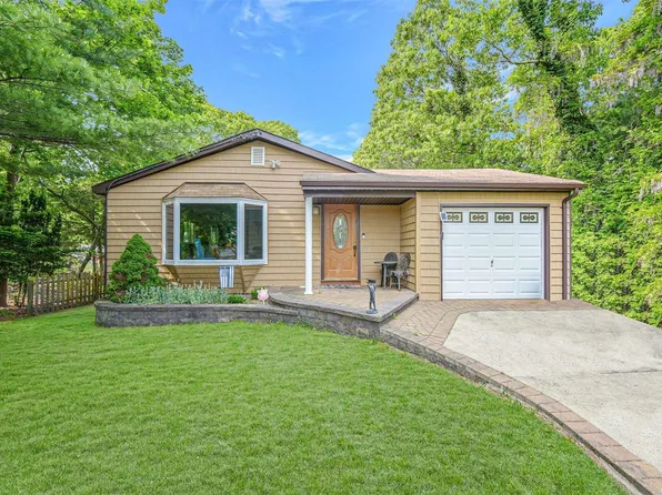89 Hollywood Avenue, Selden, NY 11784