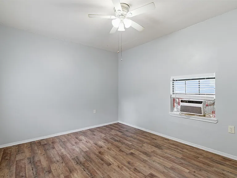 127 E Walker St — Photo 23