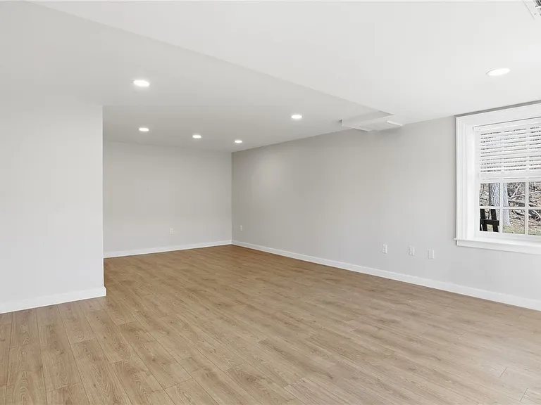 1474 Marsh Rd — Photo 4