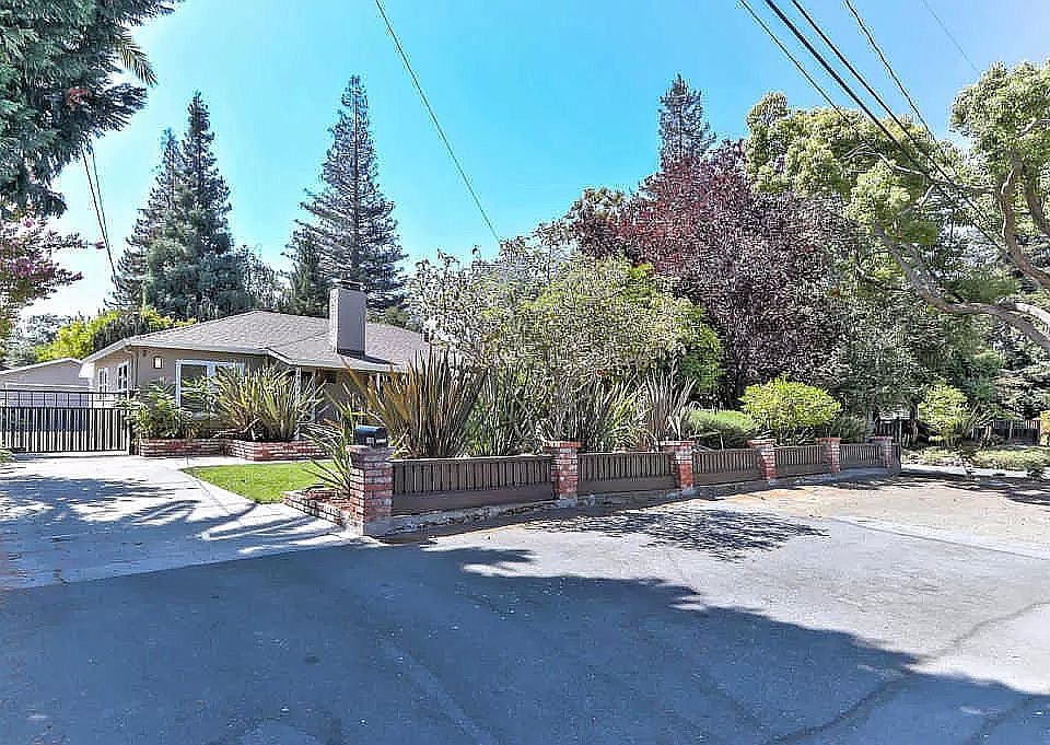 2nd image of 3838 Magnolia Dr