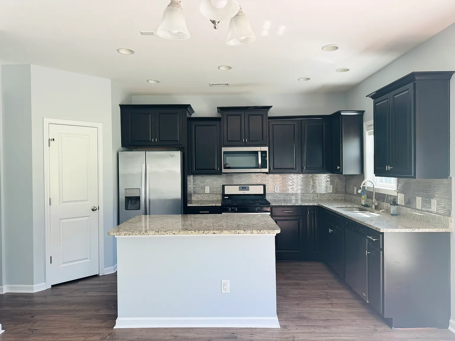 3 bed, 2.5 bath, 2051 sqft, $2,950 — Photo 2