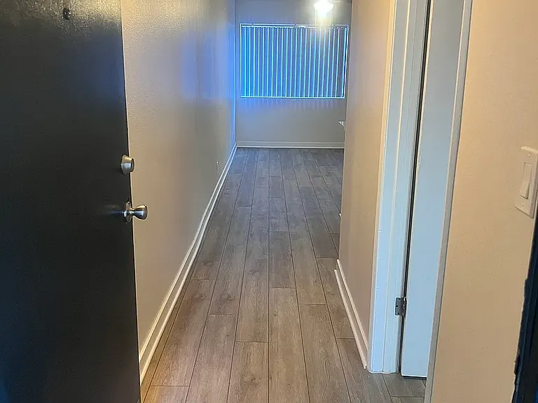 IMT 14227 Vanowen — Photo 8