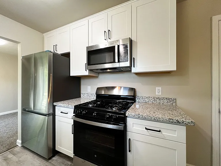 2105 Locust St — Photo 11