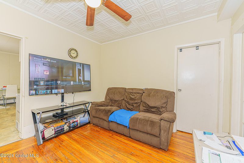 3rd image of 229 6th Avenue