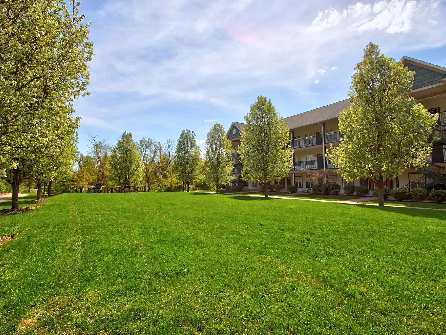 Scholar's Quad Collegiate Apartments — Photo 3