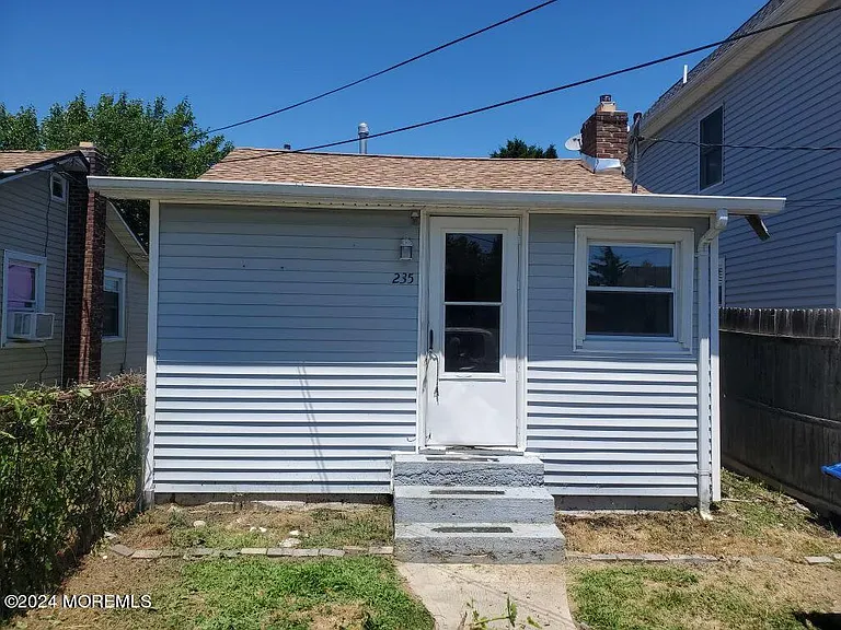 235 Bay Ave #23 — Photo 2