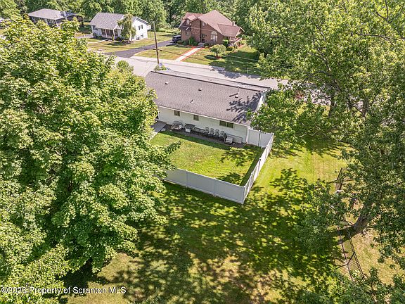4th image of 308 Carnation Dr