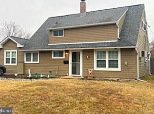 45 Goldenridge Dr, Levittown, PA 19057