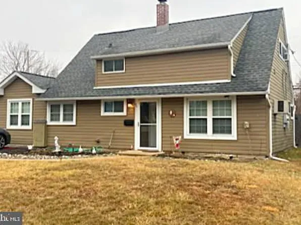 45 Goldenridge Dr, Levittown, PA 19057