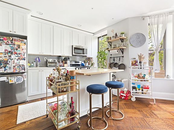 4th image of 108 Bainbridge St #4