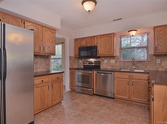 5th image of 3940 Armitage Dr