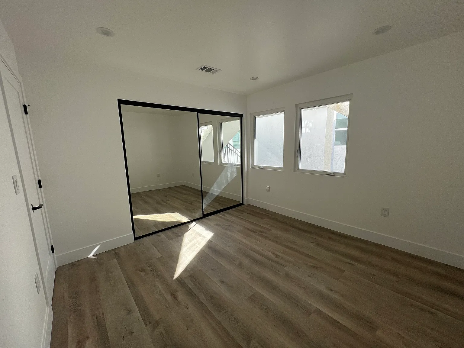 3 bed, 1155 sqft, $3,800 — Photo 3