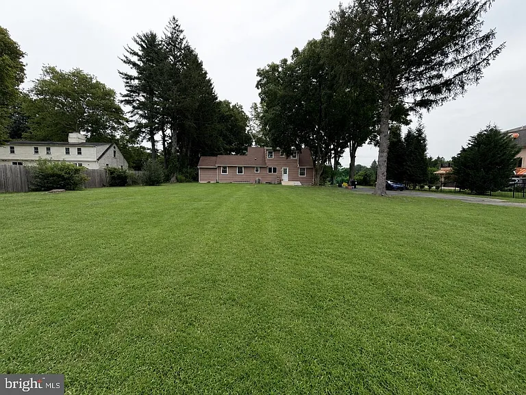 580 Village Rd W — Photo 4