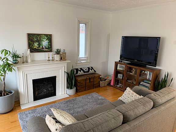 3rd image of 430 Spadina Cres W