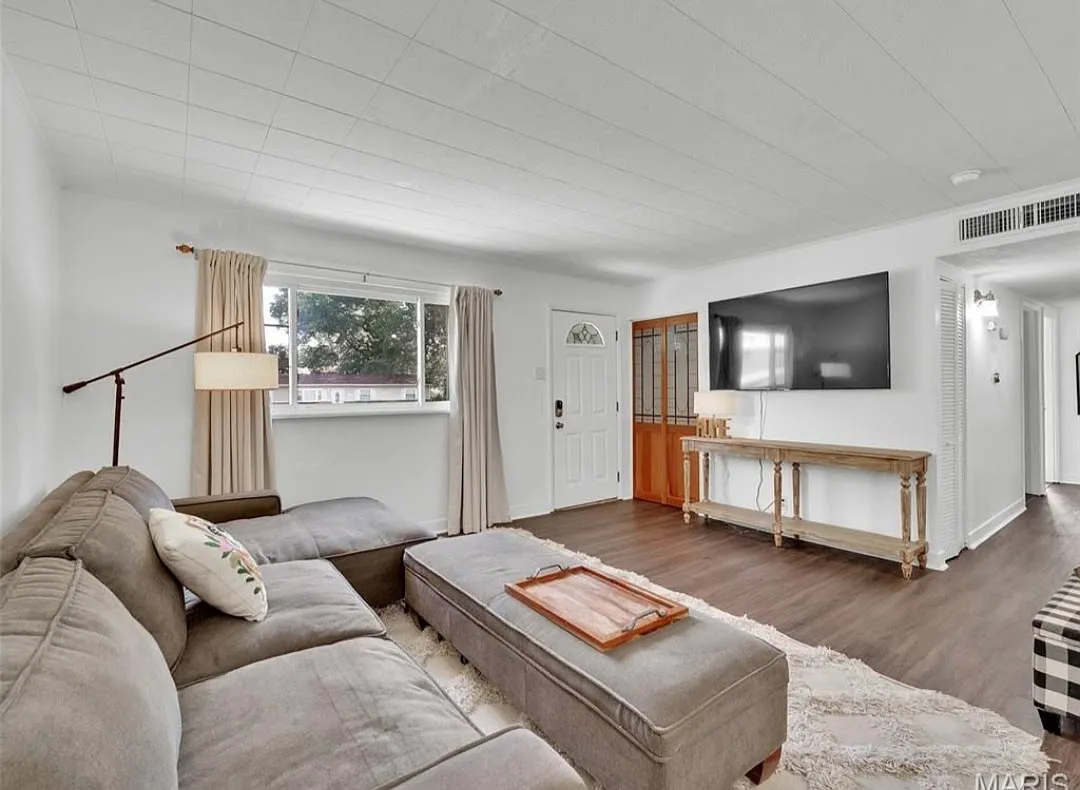 3 bed, 1008 sqft, $2,350 — Photo 4