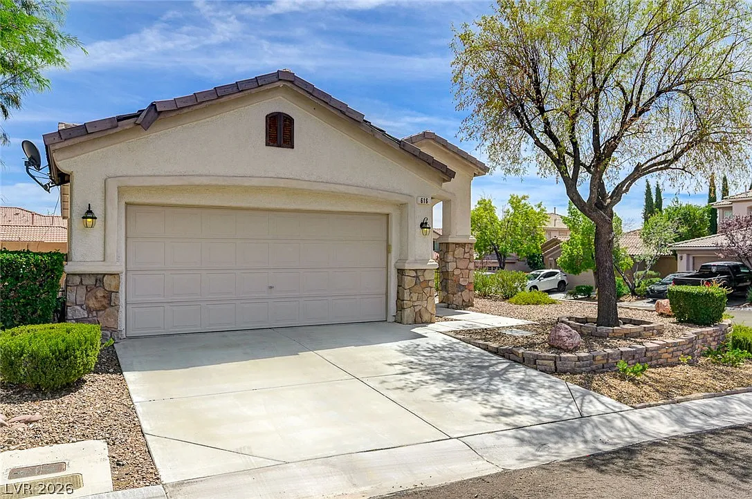 3 bed, 2.0 bath, 1257 sqft, $2,120 — Photo 1
