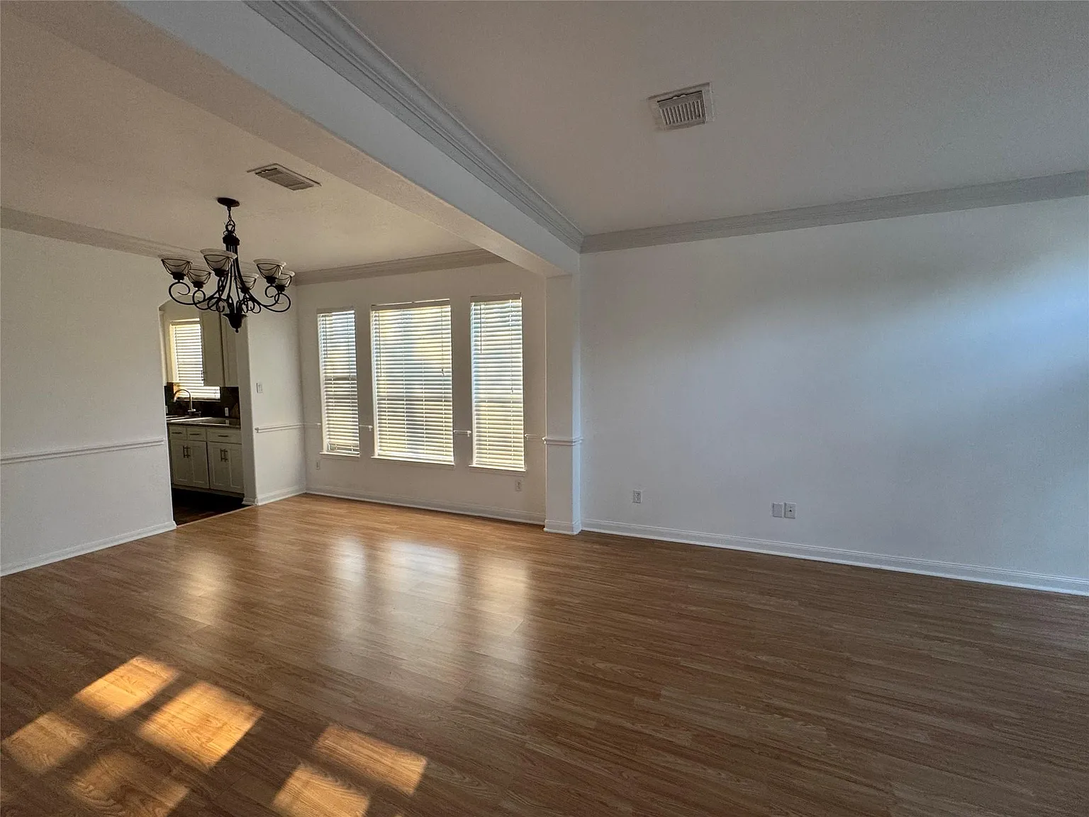 5 bed, 3.5 bath, 4028 sqft, $3,500 — Photo 4