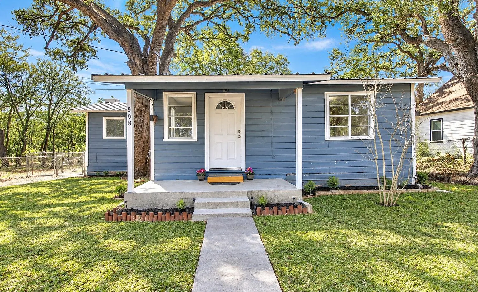 3 bed, 1.0 bath, 1374 sqft, $1,600 — Photo 1
