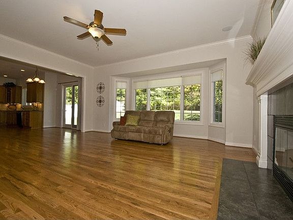 3rd image of 1812 Lindsey Ln