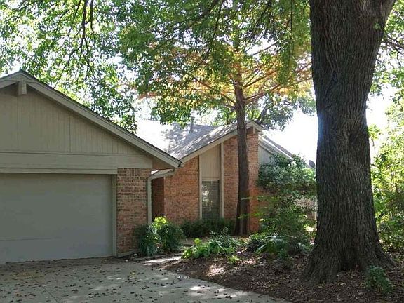 2nd image of 900 Woodbury Dr
