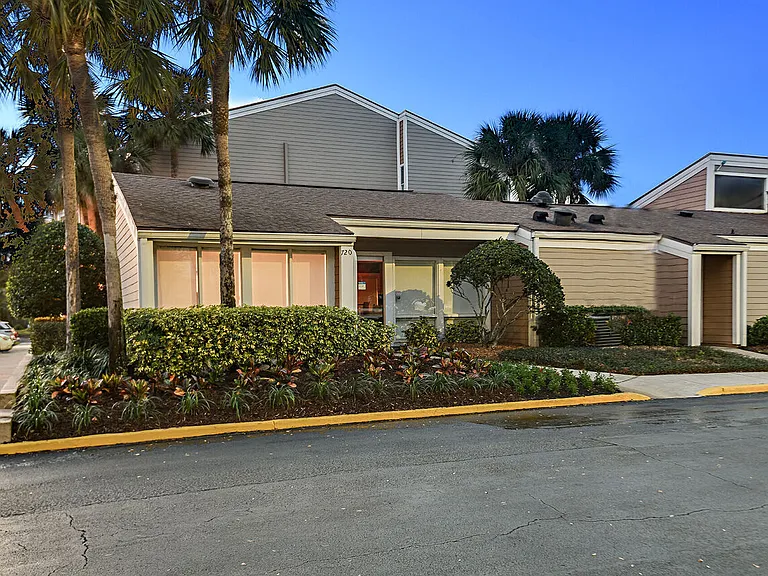 Woodlake Villas — Photo 39