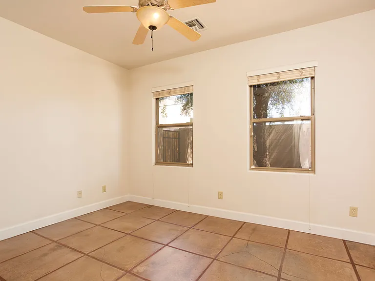 1029 E Blanton Dr — Photo 23