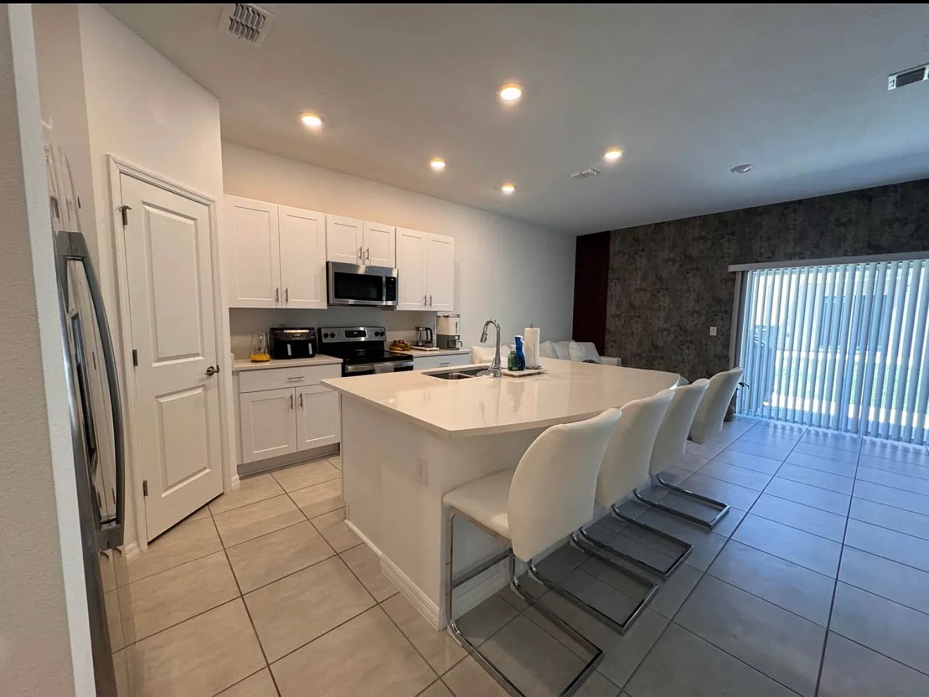 4 bed, 1373 sqft, $1,900 — Photo 4