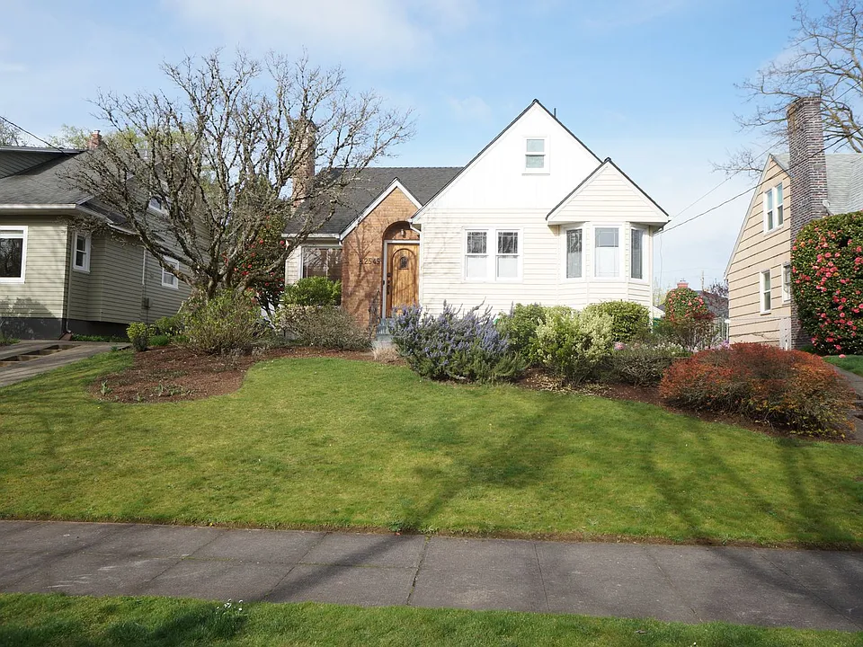 2545 NE 9th Ave