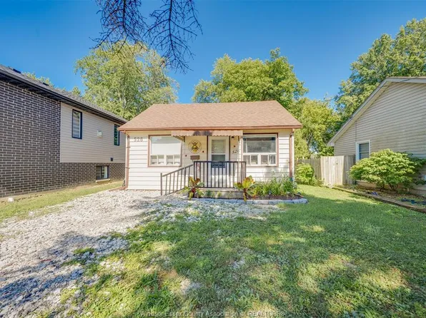 526 Lesperance Rd, Tecumseh, ON N8N 1W4