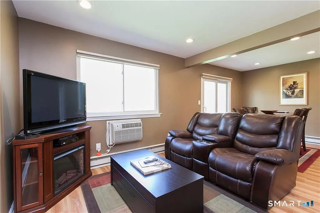 3 bed, 2.0 bath, 1038 sqft, $2,100 — Photo 2
