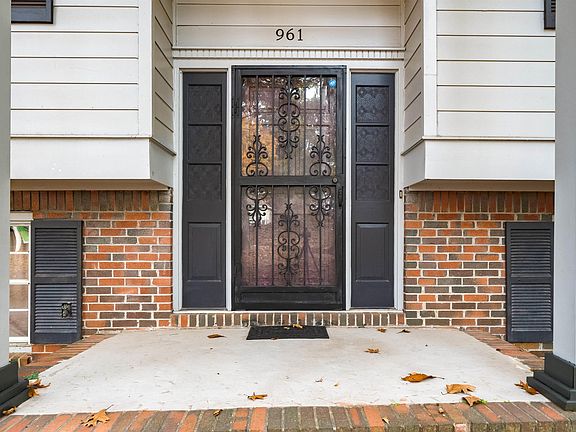 4th image of 961 Hillcrest Ave