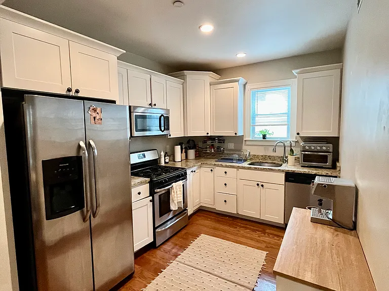 431 E 7th St #1 — Photo 3