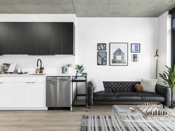 225 N Elizabeth St #2004