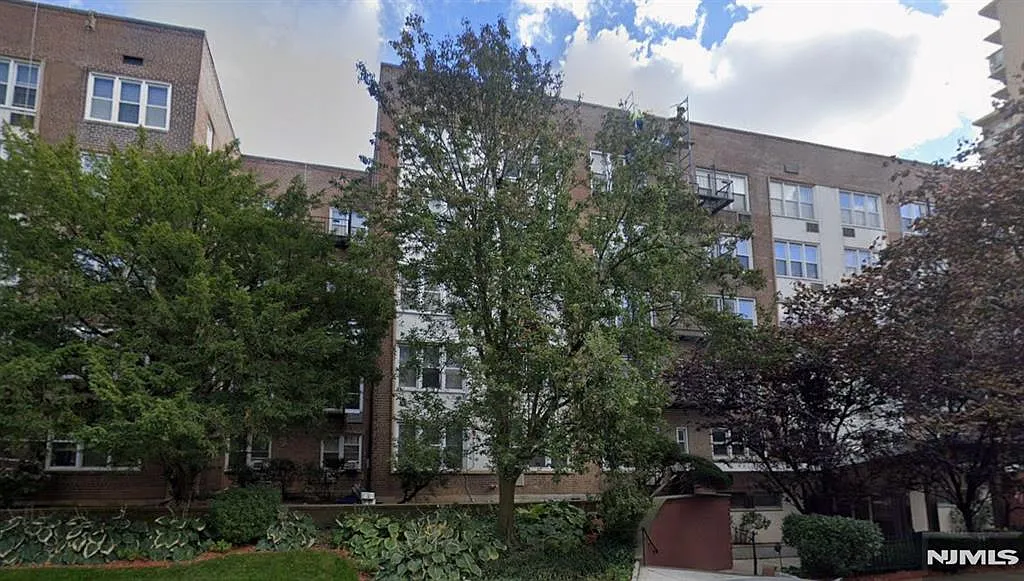 2160 Center Ave APT 4R photo 1