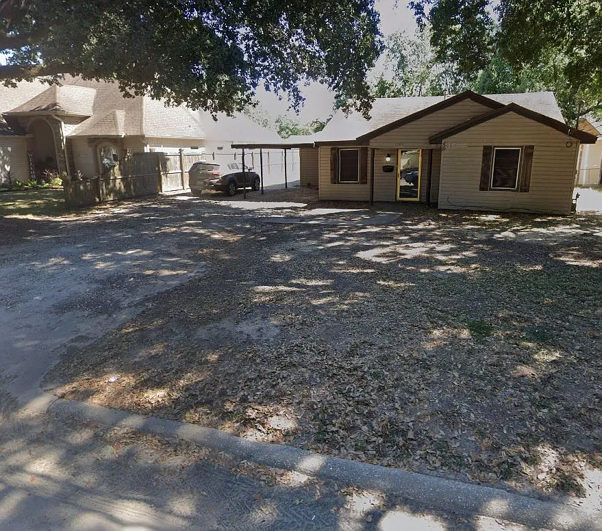 1205 McArthur Dr — Photo 2