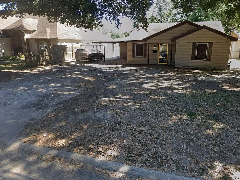1205 McArthur Dr — Photo 2