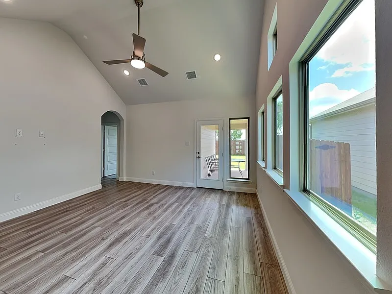 3 bed, 2.0 bath, 1399 sqft, $2,100 — Photo 2