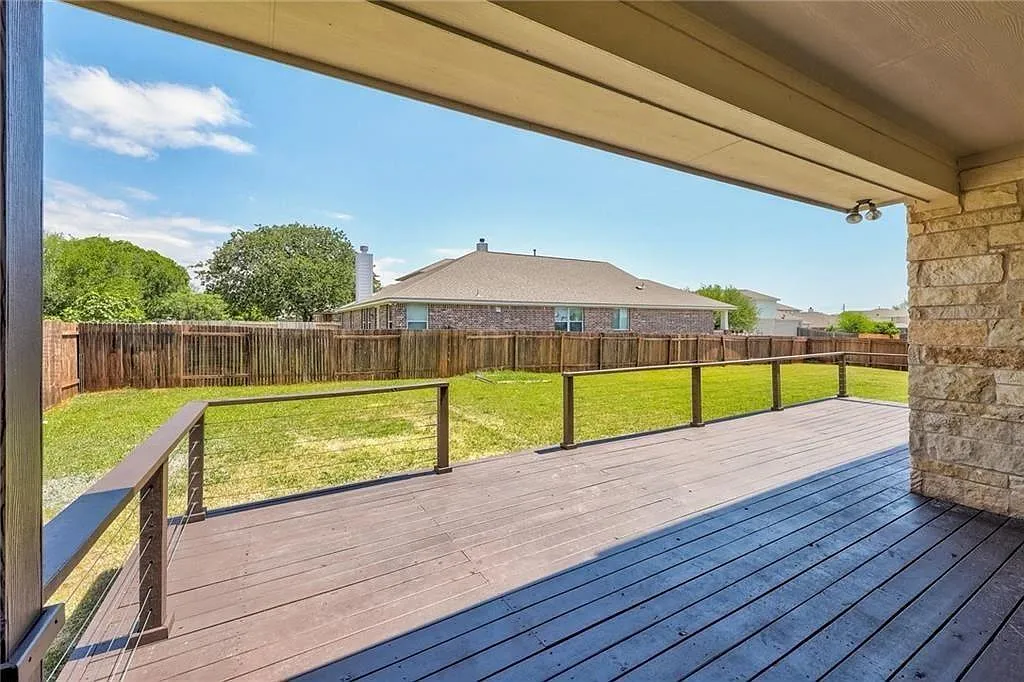 4 bed, 2.5 bath, 2702 sqft, $2,699 — Photo 4