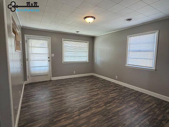 4th image of 115 E Elm St