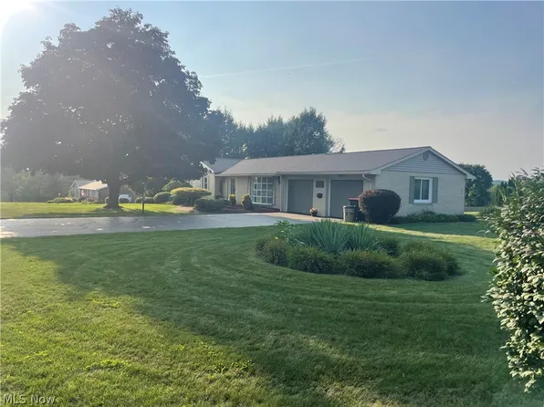 49261 S Park Cir, East Liverpool, OH 43920