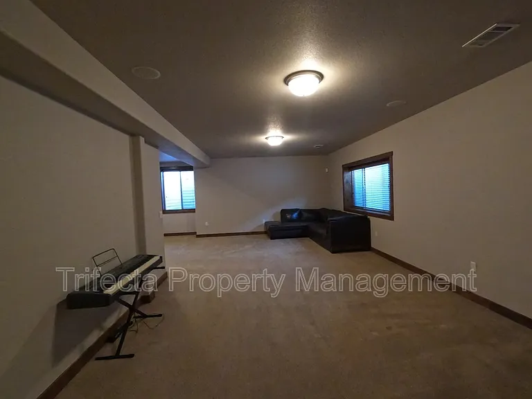 1032 Hessen Dr — Photo 15